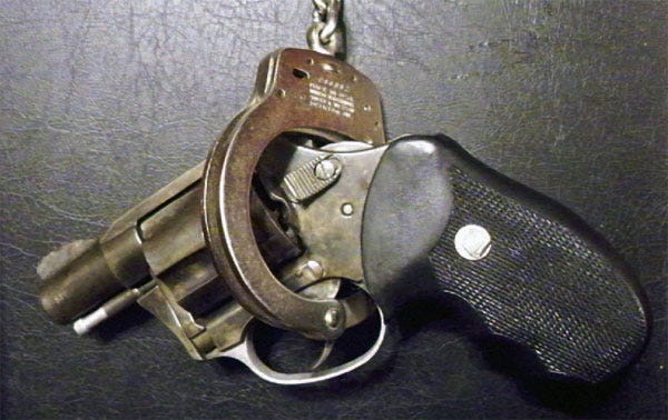 handcuff pistol1